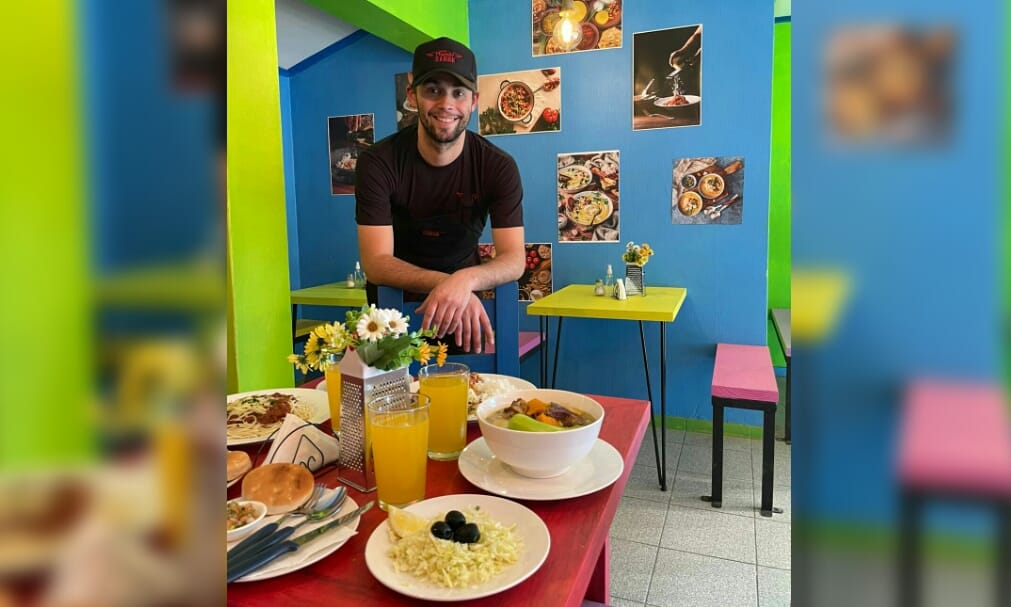 Exnotero de “Contigo en la Mañana” regresó a Concepción y abrió una picada de colaciones