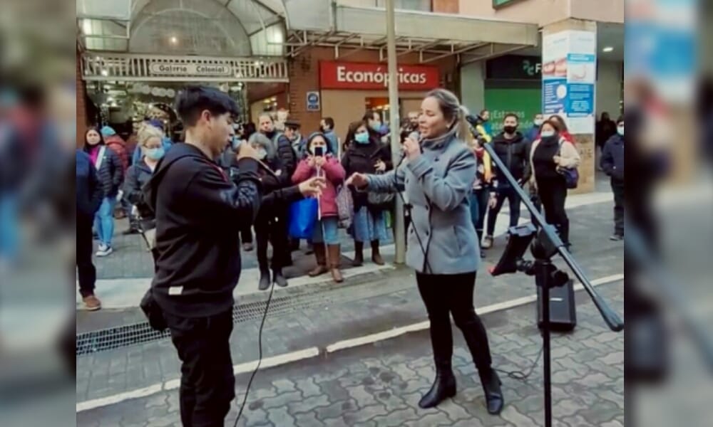 La historia de Zoylin Rose: La soprano cubana que deleita a los penquistas con ópera en la calle