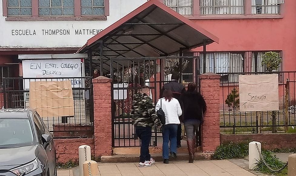Estudiante golpeó a profesor en colegio de Lota: Comunidad educativa paralizó las clases