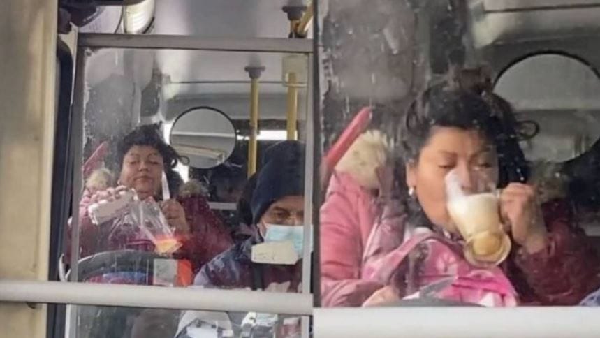 Captan a mujer preparándose una michelada arriba de la micro: Registro es furor en redes sociales