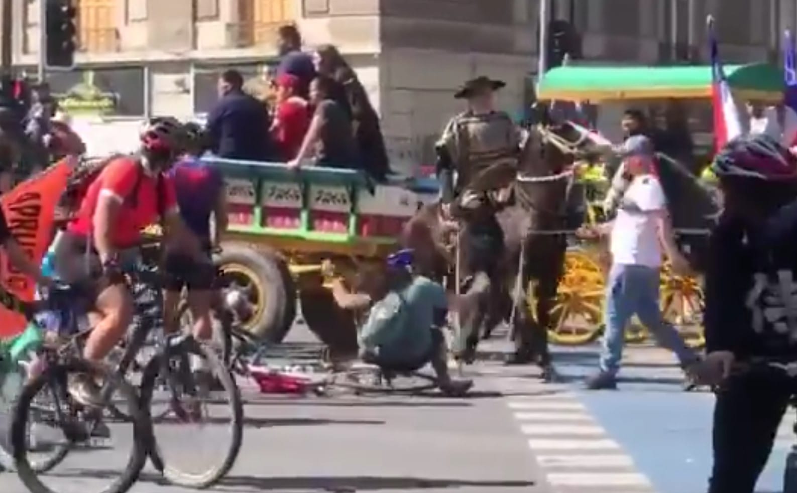Carreta de caballos pasó sobre ciclistas del Apruebo durante enfrentamientos en Plaza Italia