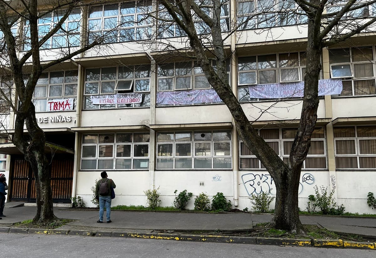 Sin calefacción, goteras en salas y discriminación: Las razones de la toma del Liceo de Niñas en Concepción