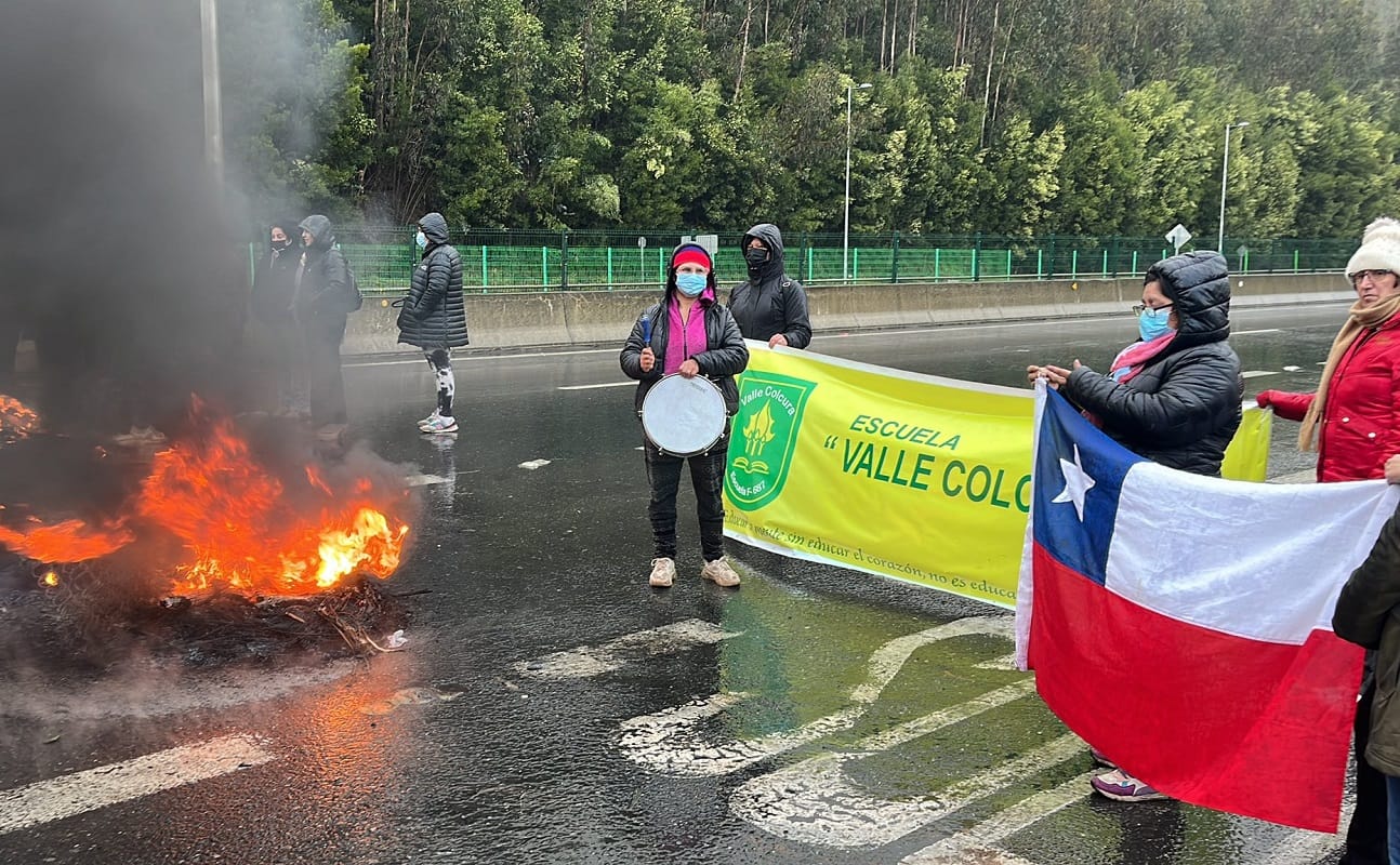 Acusan presencia de ratones y recinto deficiente: Apoderados de Escuela en Lota se tomaron Ruta 160