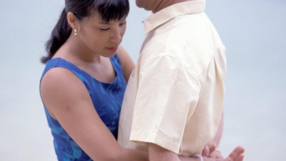 Mujer demandó a compañero de trabajo por abrazarla tan fuerte que le rompió tres costillas