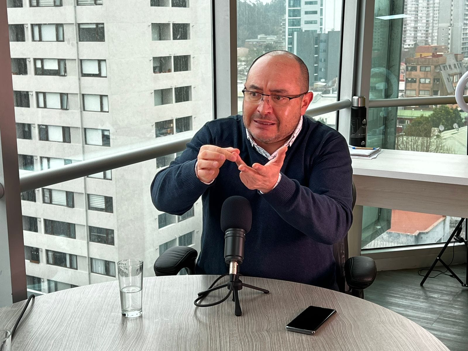 A 100 años de la primera transmisión de radio: Histórico locutor penquista Álvaro Miguieles pide regulación para señales evangélicas