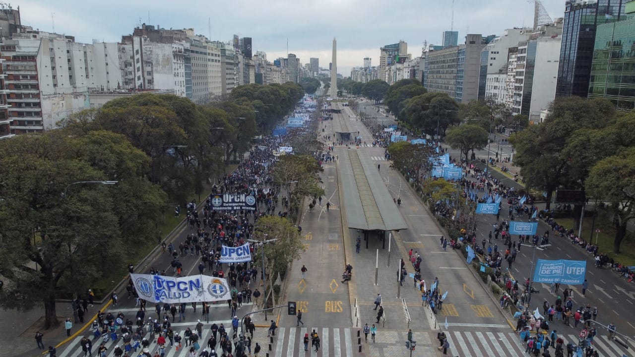 Masivas protestas en Argentina: Exigen subir sueldos y subsidios para combatir alta inflación
