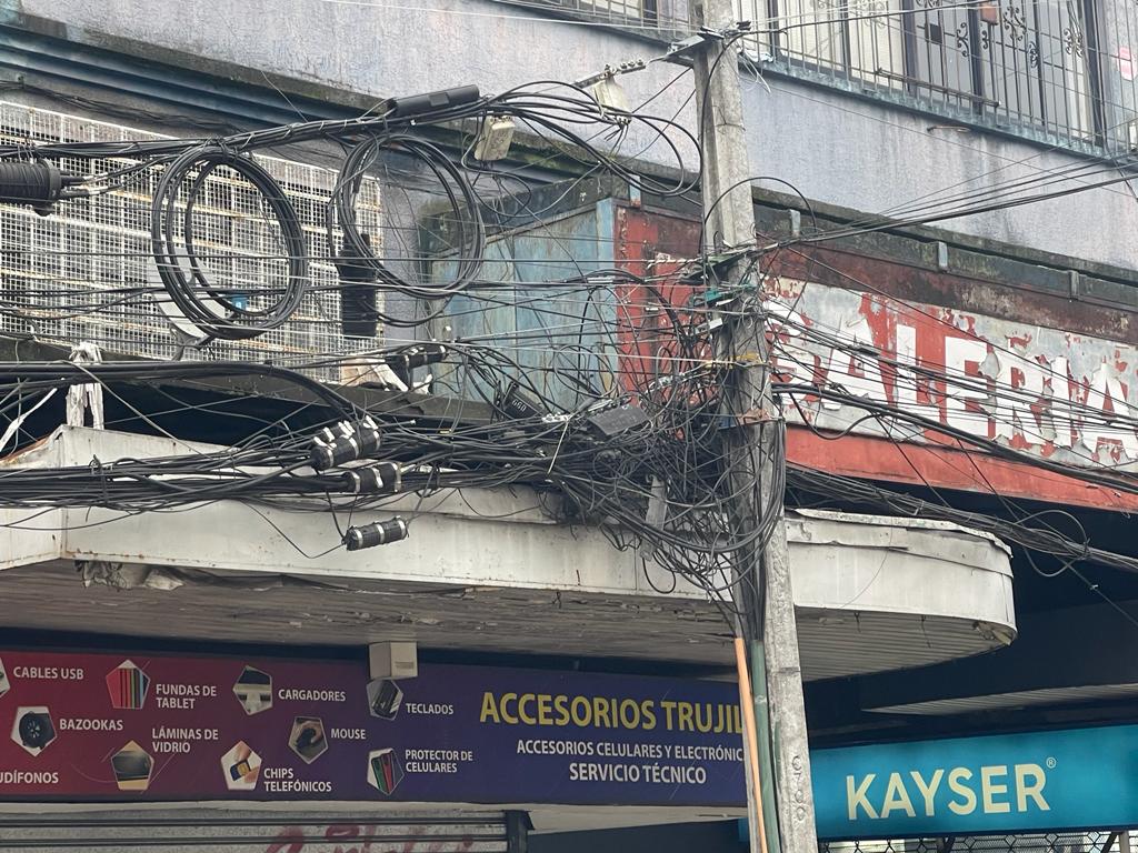 Soterramiento de cables en Concepción está paralizado: Material en desuso genera impacto visual y riesgo a locatarios y peatones