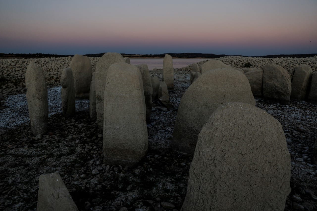 Piedras megalíticas emergieron desde un embalse afectado por la sequía en España