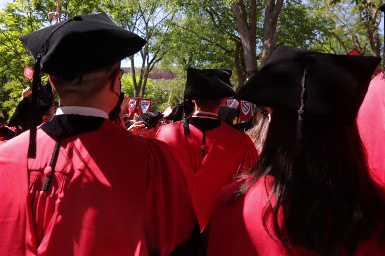 Gobierno de Biden condona parte de la deuda universitaria a millones de estadounidenses