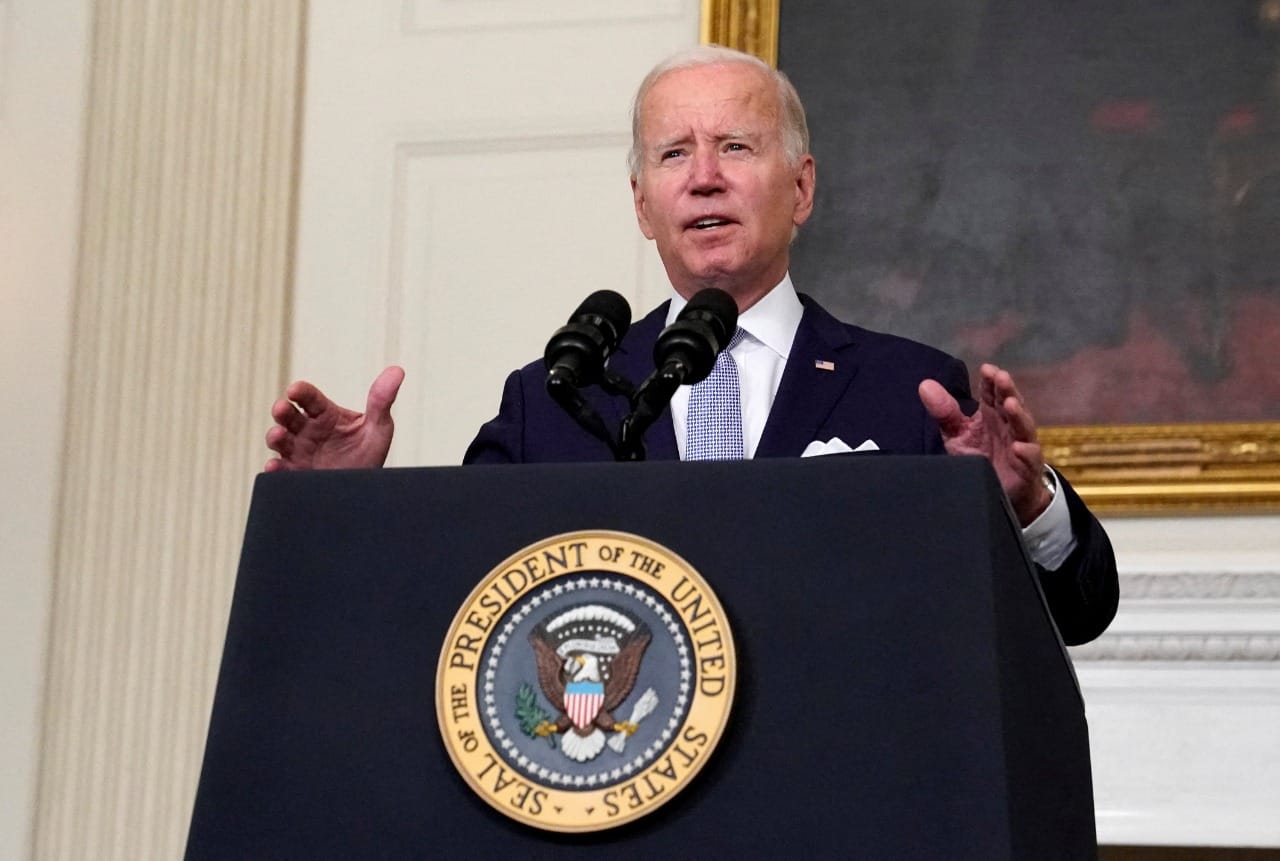 Nueva estrategia de Biden para defender el derecho al aborto apunta a mujeres y hombres