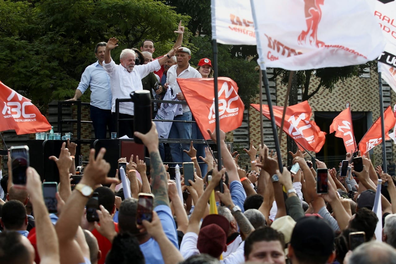 Comenzó la campaña presidencial en Brasil: Lula y Bolsonaro salen en busca de votantes