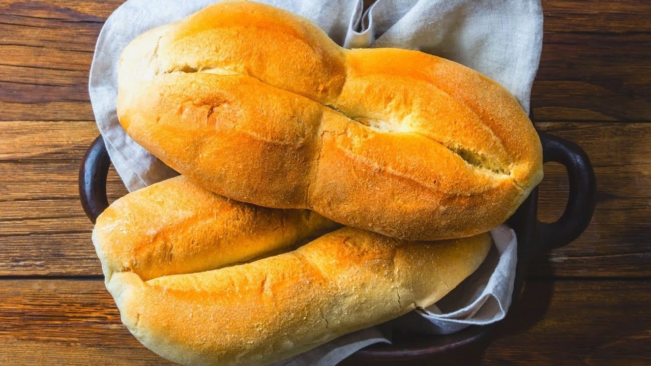 Para que el pan añejo quede como recién salido del horno: El truco para recalentarlo en un sartén
