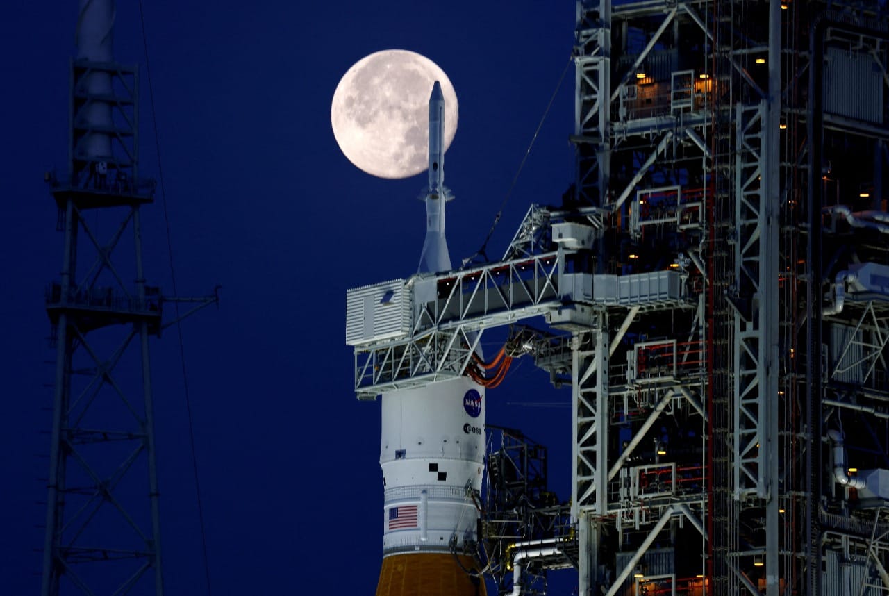 La NASA vuelve a la Luna: Preparan histórico lanzamiento del cohete más potente del mundo