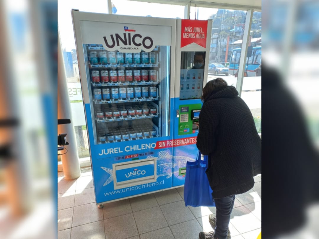 ¡Saca tarros de jurel! Furor por insólita máquina dispensadora en estación del Biotren en Coronel
