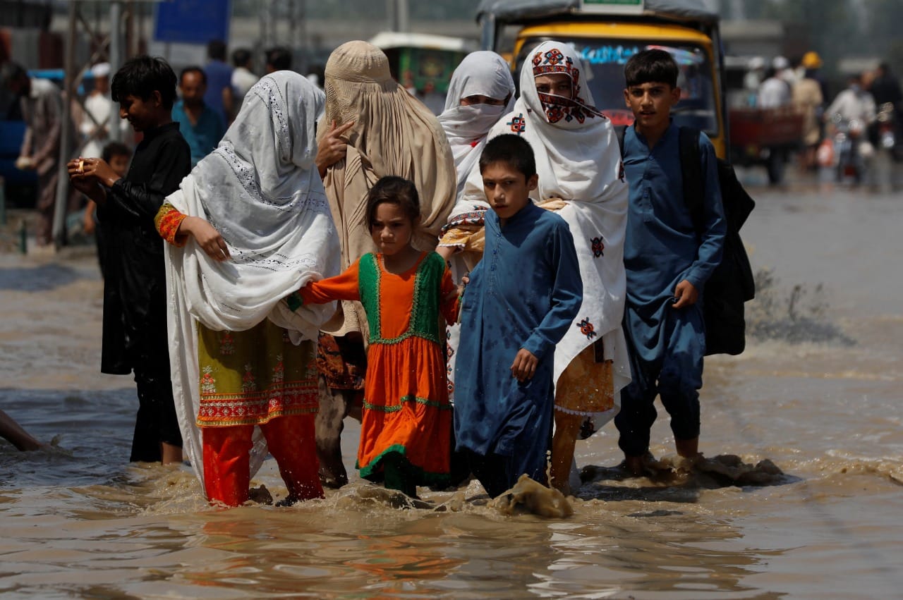 Al menos 380 niños han muerto por catastróficas inundaciones en Pakistán