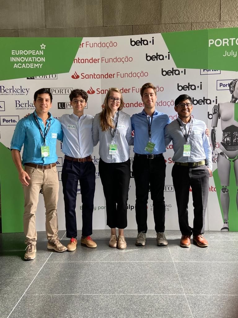 Penquista desarrolla brazalete contra el Parkinson: En Europa participa de feria de innovación