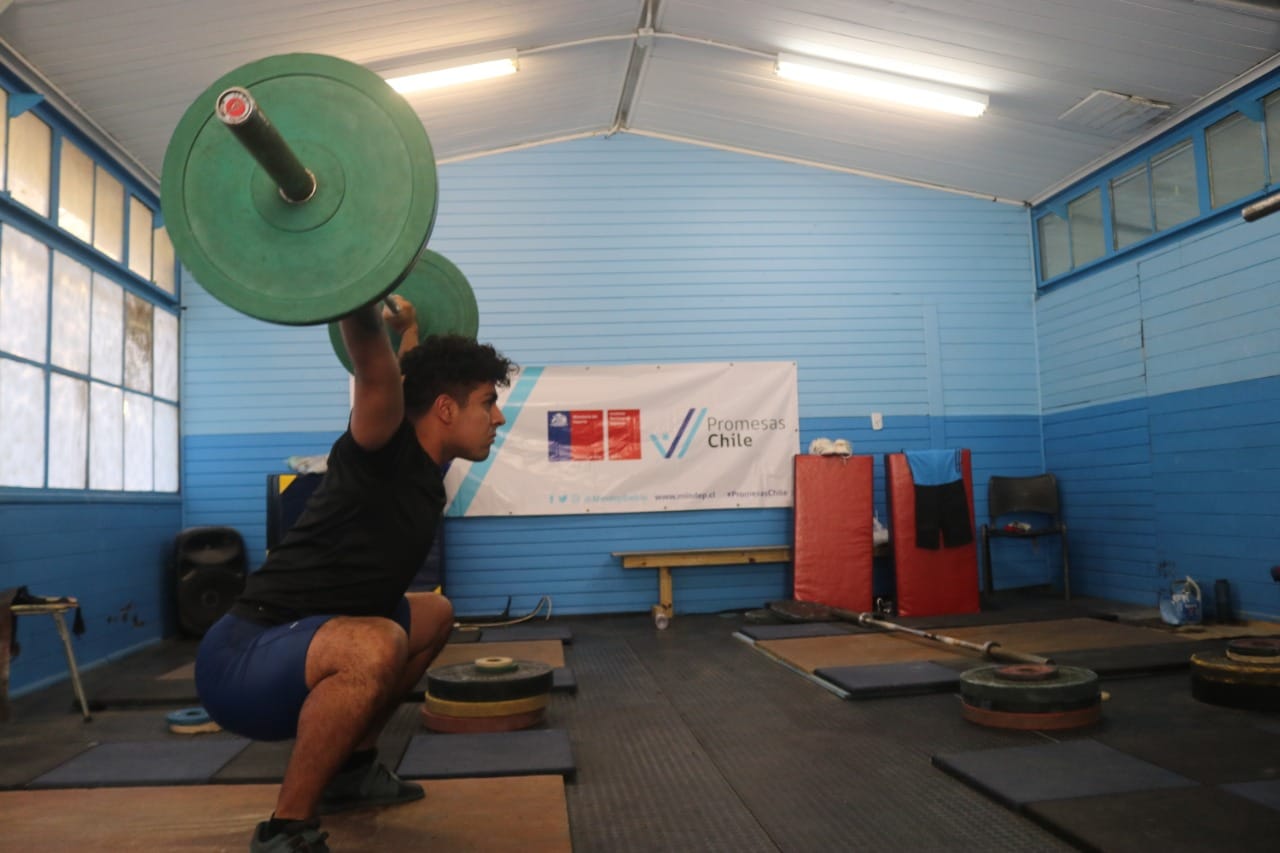 Deportistas del Plan Promesas Chile recibieron equipamientos para diversas competencias
