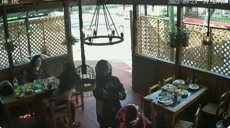 Captan intento de asalto armado en restaurante: Trabajadores y vecinos redujeron a motochorros