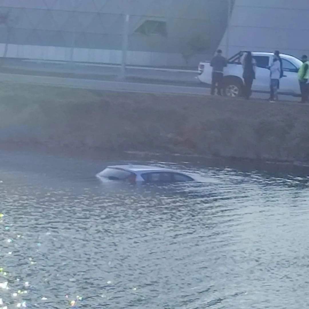 Vehículo terminó en el canal Ifarle en Talcahuano