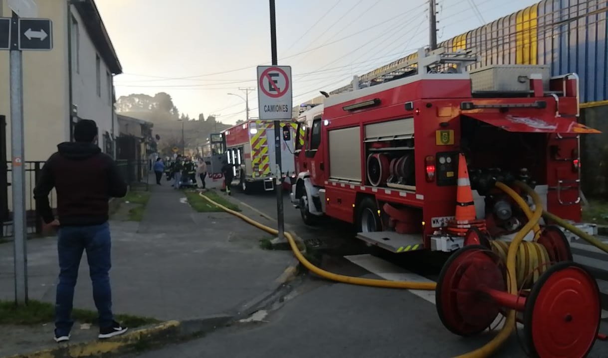 Sujetos quemaron vehículo en Concepción y llamas alcanzaron dos viviendas: Dueña de casa rescató a su gatita
