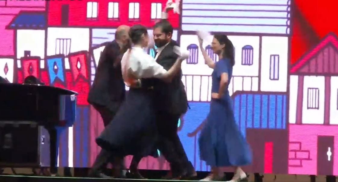 “Díganle novato… Pero nunca indecente”: Las reacciones al pie de cueca de Gabriel Boric
