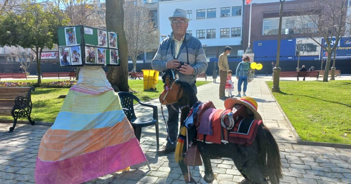 El emblemático fotógrafo del caballito penquista ya está de vuelta en la Plaza Independencia
