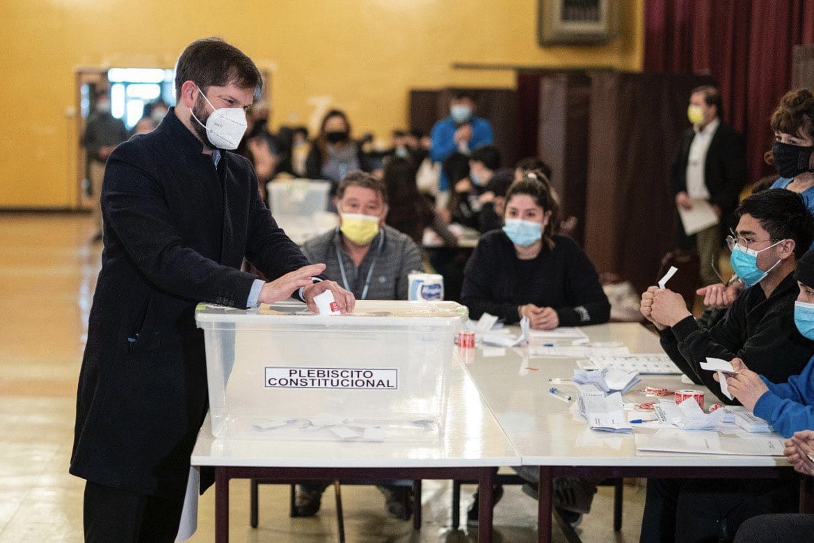 Boric tras sufragar: “Ejerzamos nuestro derecho y deber a escribir nuestra historia mediante el voto”