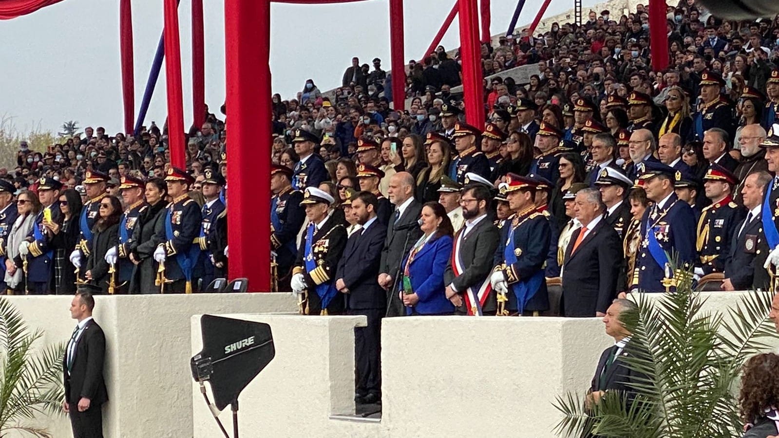 “Merluzo, escucha…”: Presidente Boric se llena de pifias e insultos en Parada Militar 2022