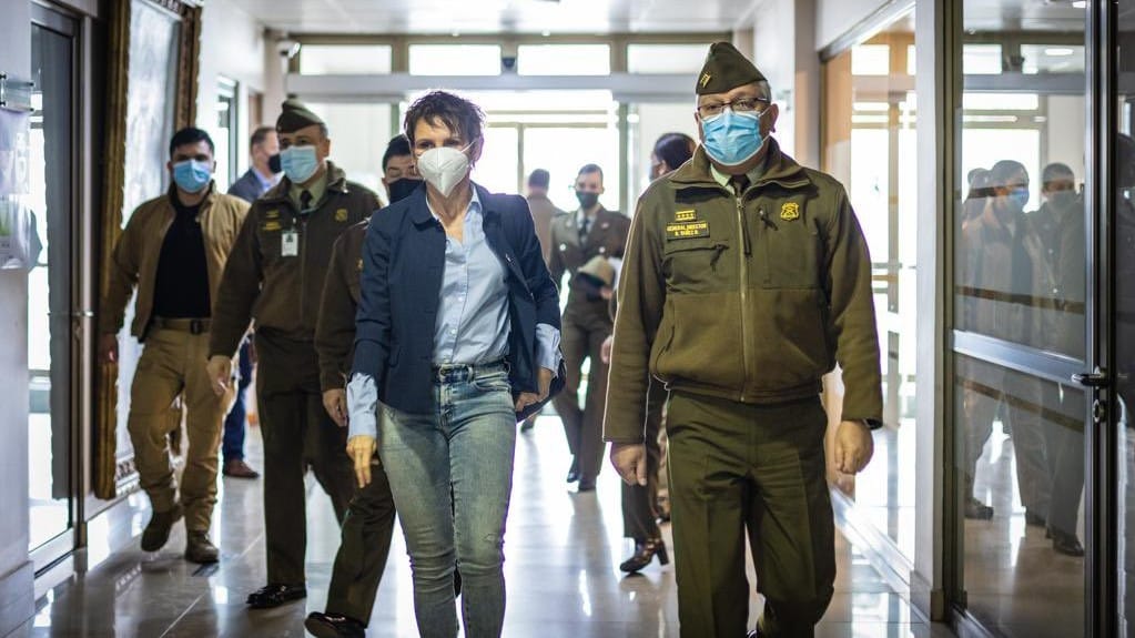 Ministra Tohá visitó a carabinero baleado en procedimiento: “No los vamos a dejar solos”