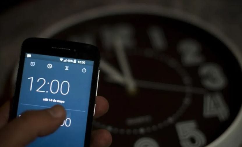 ¿Qué hora es? Mira cuál es la hora oficial en Chile tras el cambio en algunos dispositivos