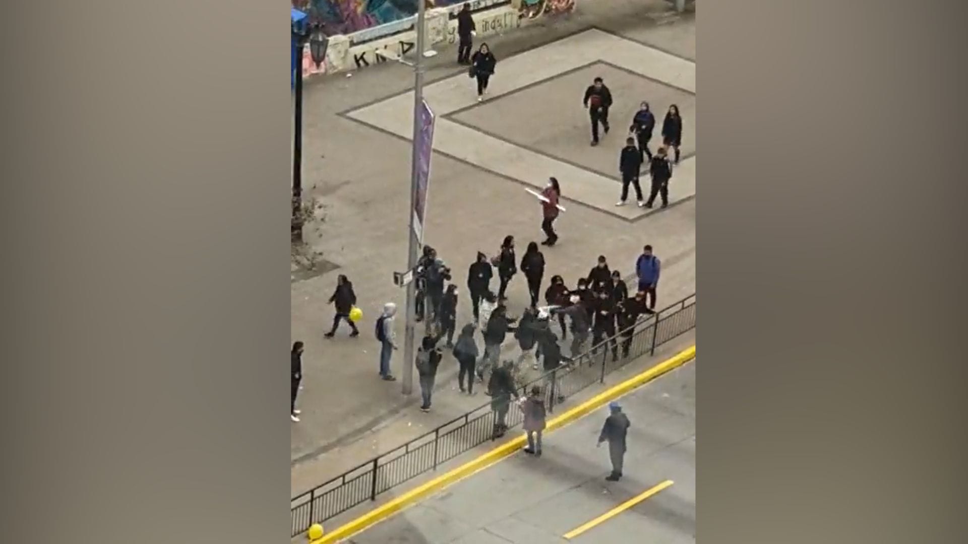 Decretan arresto domiciliario nocturno para los sujetos que agredieron al hermano del presidente Boric