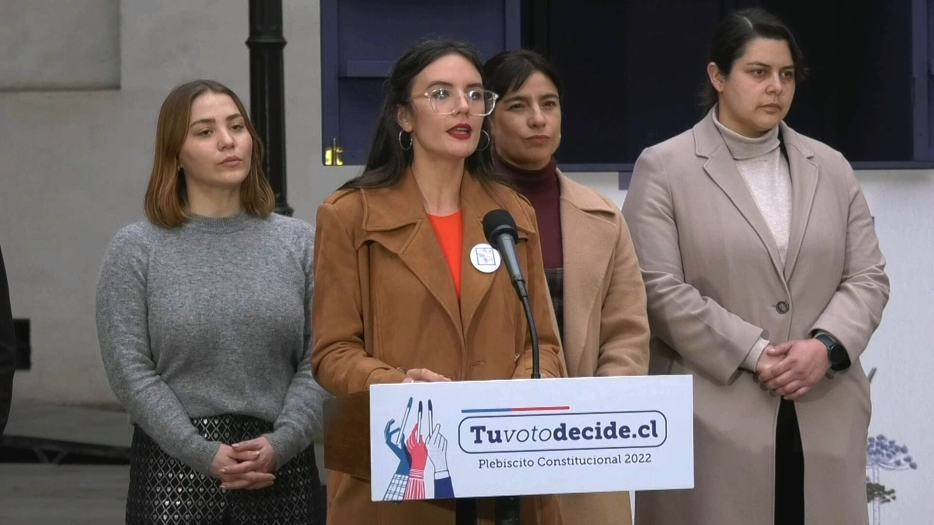 “Anduvieron de shopping en la americana”: Camila Vallejo respondió a burlas del fundador de Evópoli