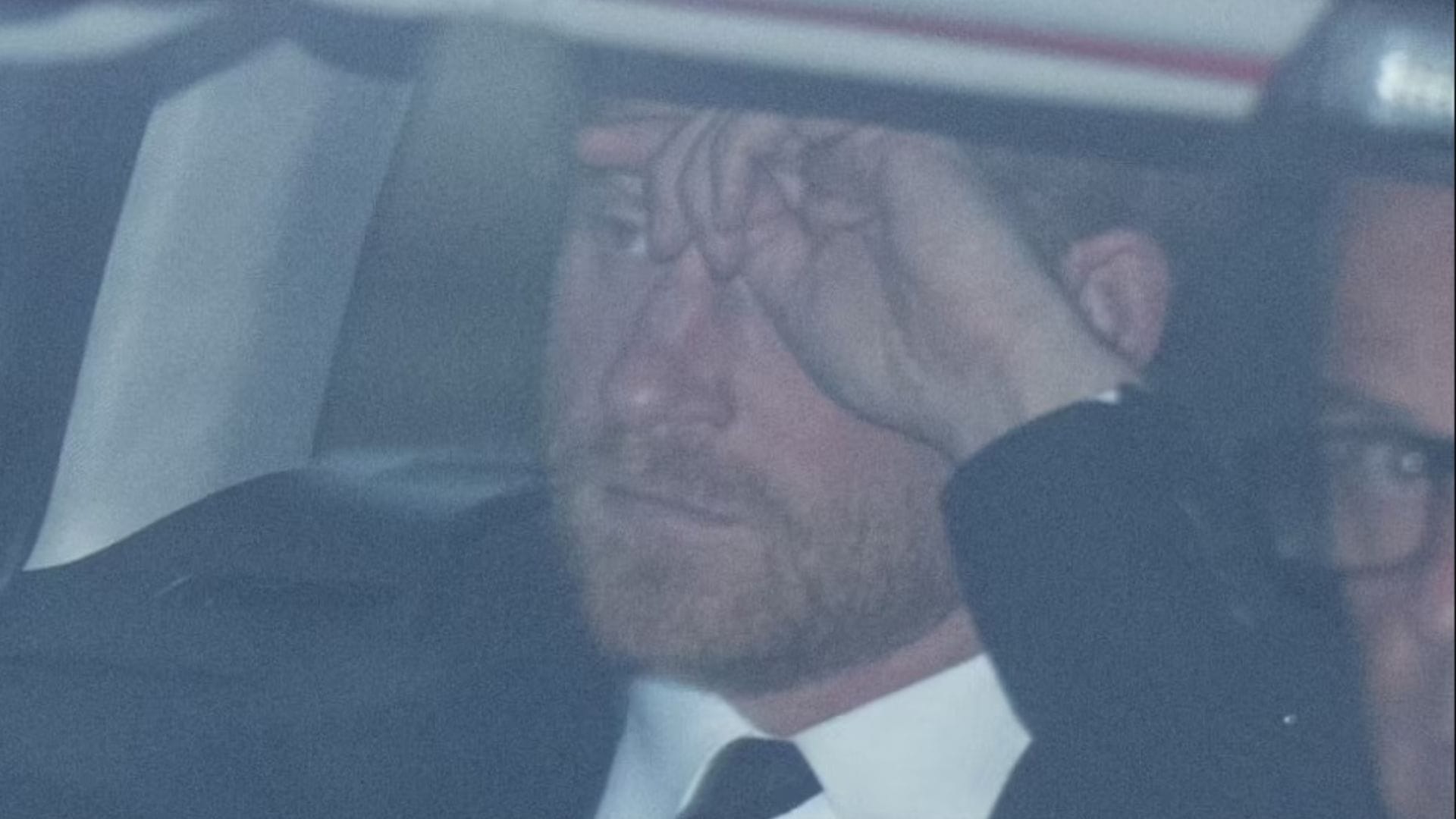 El último en llegar y el primero en irse: Imágenes muestran la soledad del príncipe Harry tras la muerte de Isabel II