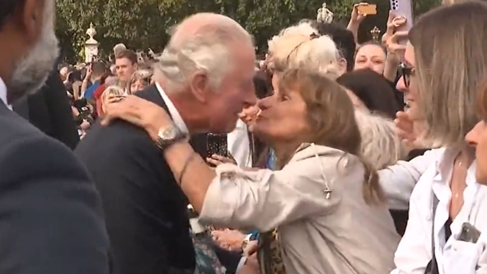 “Lo agarré porque se veía triste”: El inesperado beso de una mujer al Rey Carlos III