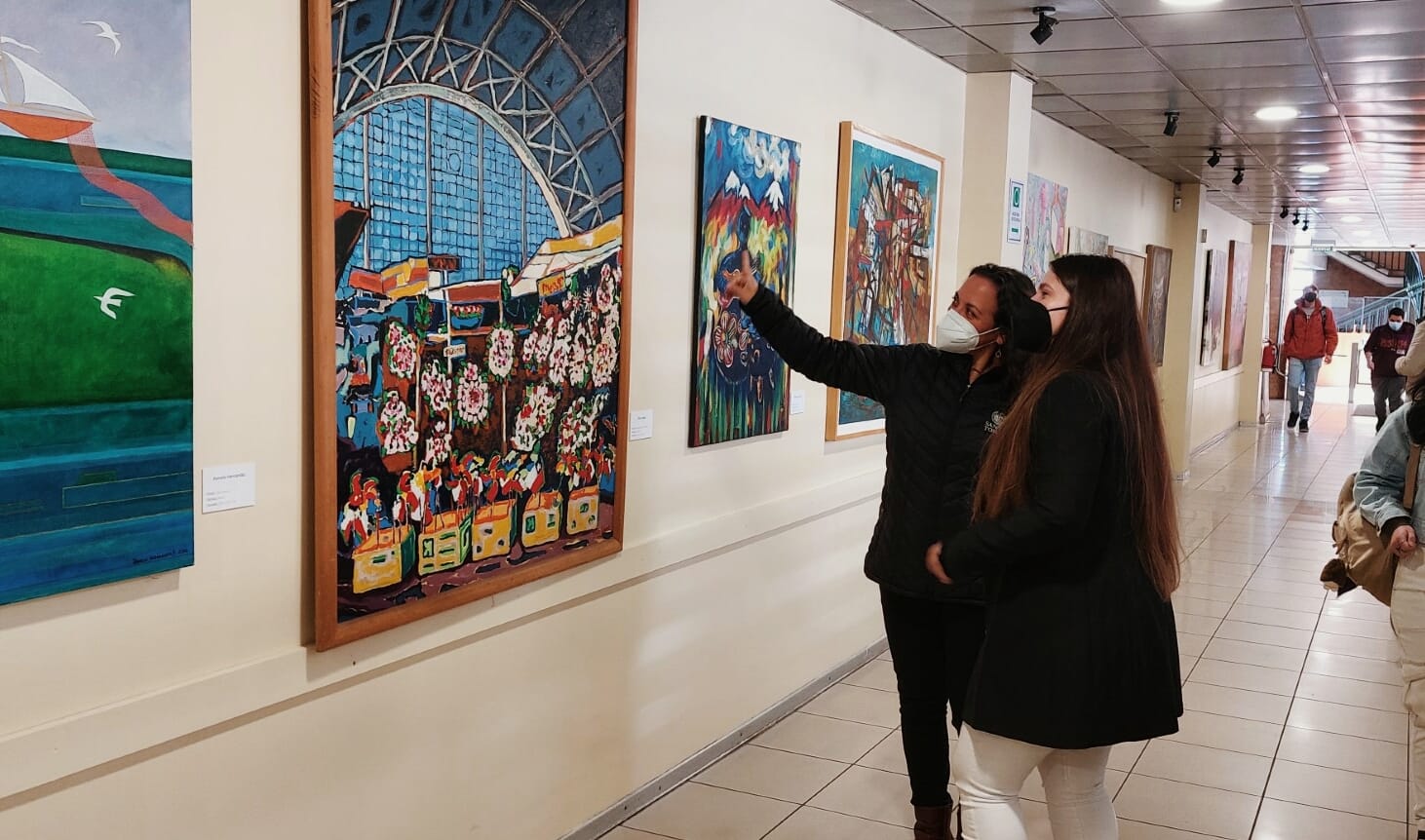 Obras de artistas penquistas transforman pasillos de Santo Tomás en una galería de arte