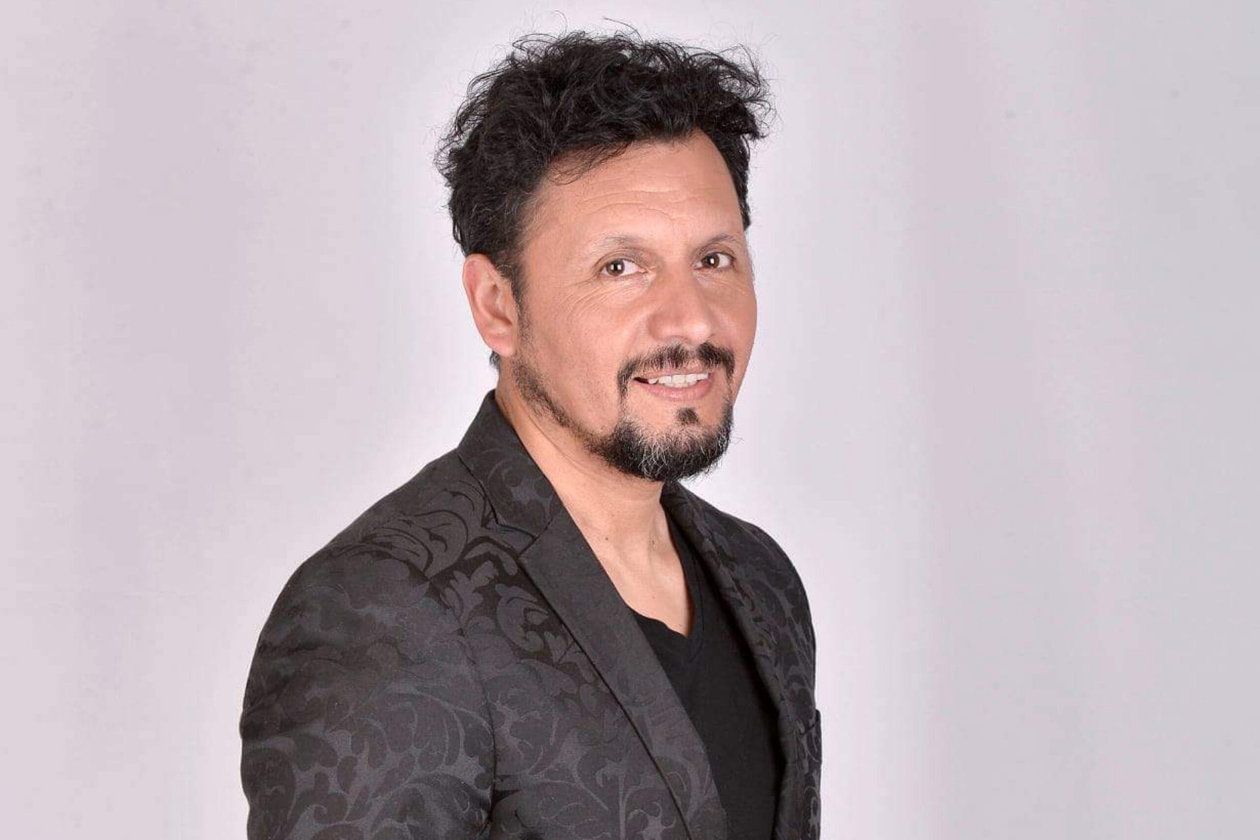 La historia de Héctor Lizama, el cantante lotino que cautiva con su romanticismo