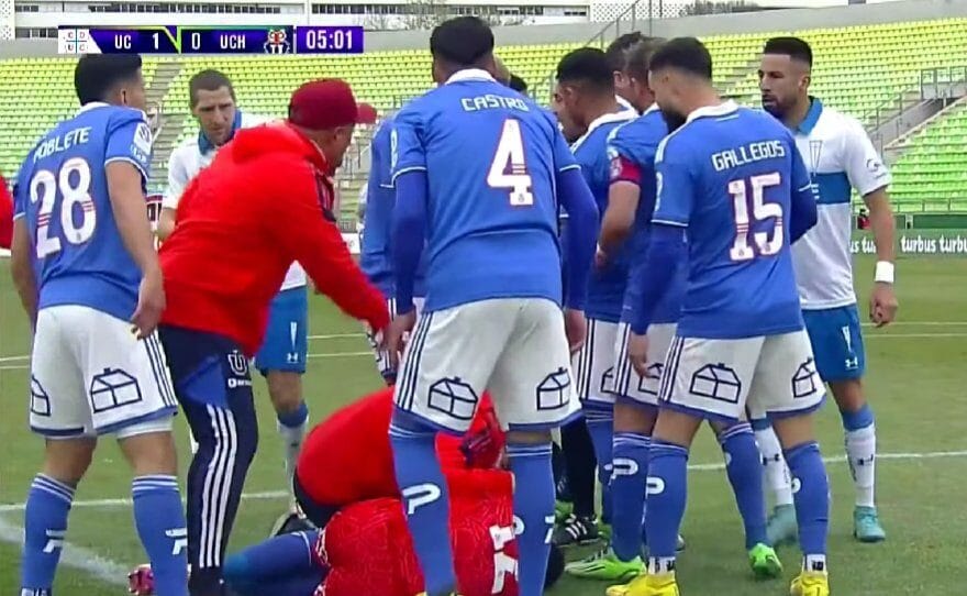 Mauricio Isla se ganó el repudio por ir a encarar a Parra mientras sufría por el ataque de los hinchas
