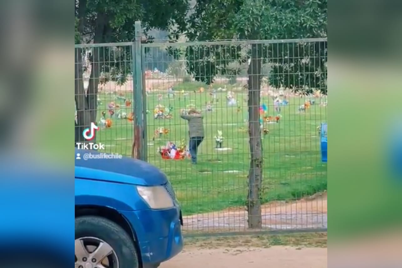 El emotivo video de un hombre bailando cueca en un cementerio que se viraliza en redes sociales