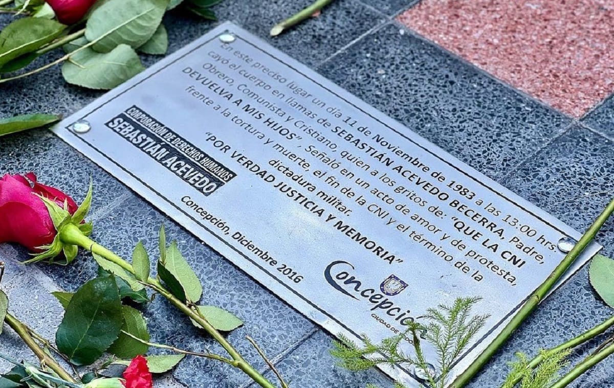 Revelan placa en memoria de Sebastián Acevedo en Plaza Independencia de Concepción