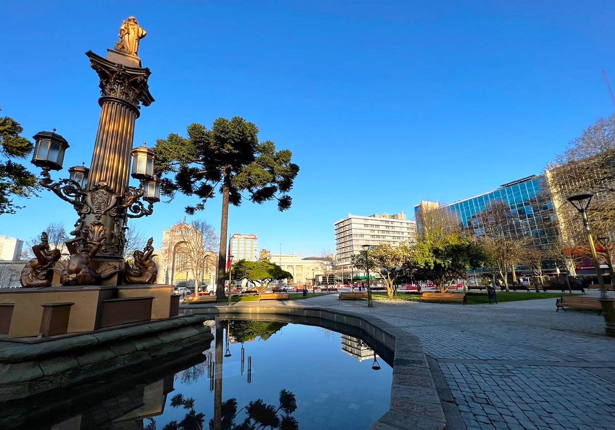 Abren la remozada Plaza Independencia de Concepción: Sorprendió teléfono público en el lugar