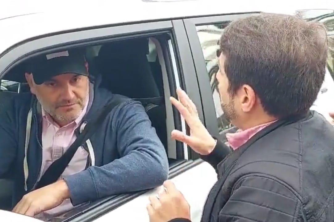 “Pancho Malo” increpó al senador Javier Macaya junto a un grupo de manifestantes