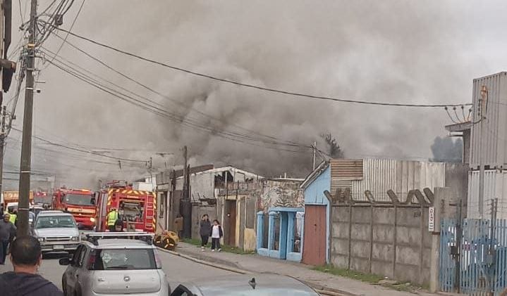 Discusión entre vecinos terminó con una casa destruida en Talcahuano: Incendio intencional