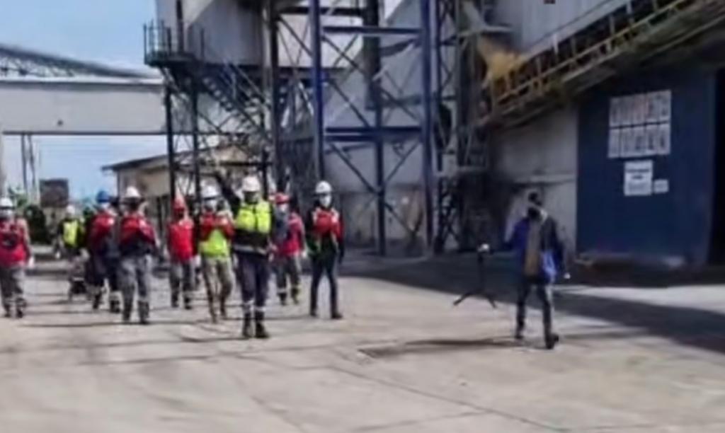 “Parada militar” realizada por trabajadores en Penco se viraliza en redes sociales