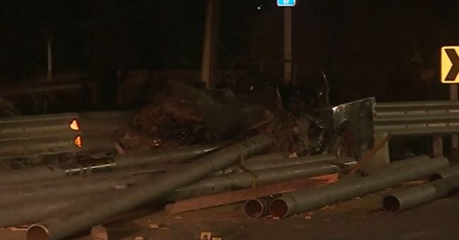 Conductora falleció: Su vehículo fue aplastado por 50 tubos de acero que cayeron de un camión