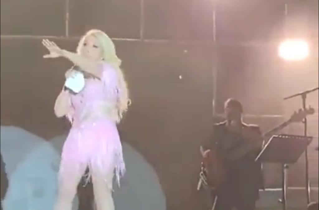 Yuri grita en pleno concierto al ver que tenía una cucaracha