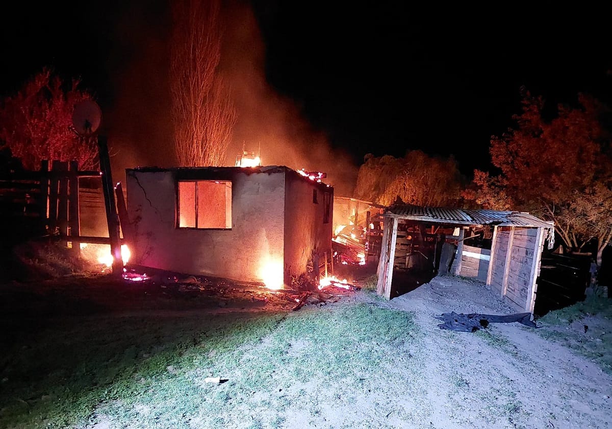 Ataque incendiario en La Araucanía: Cuidador fue amenazado cuando compartía en familia en Los Sauces