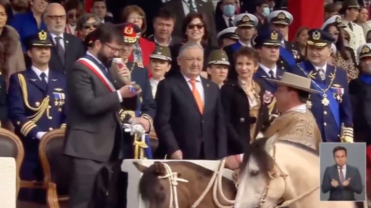 “El cacho de chicha al cacho presidencial…”: La comentada frase de Davor Gjuranovic sobre el presidente Boric en la Parada Militar
