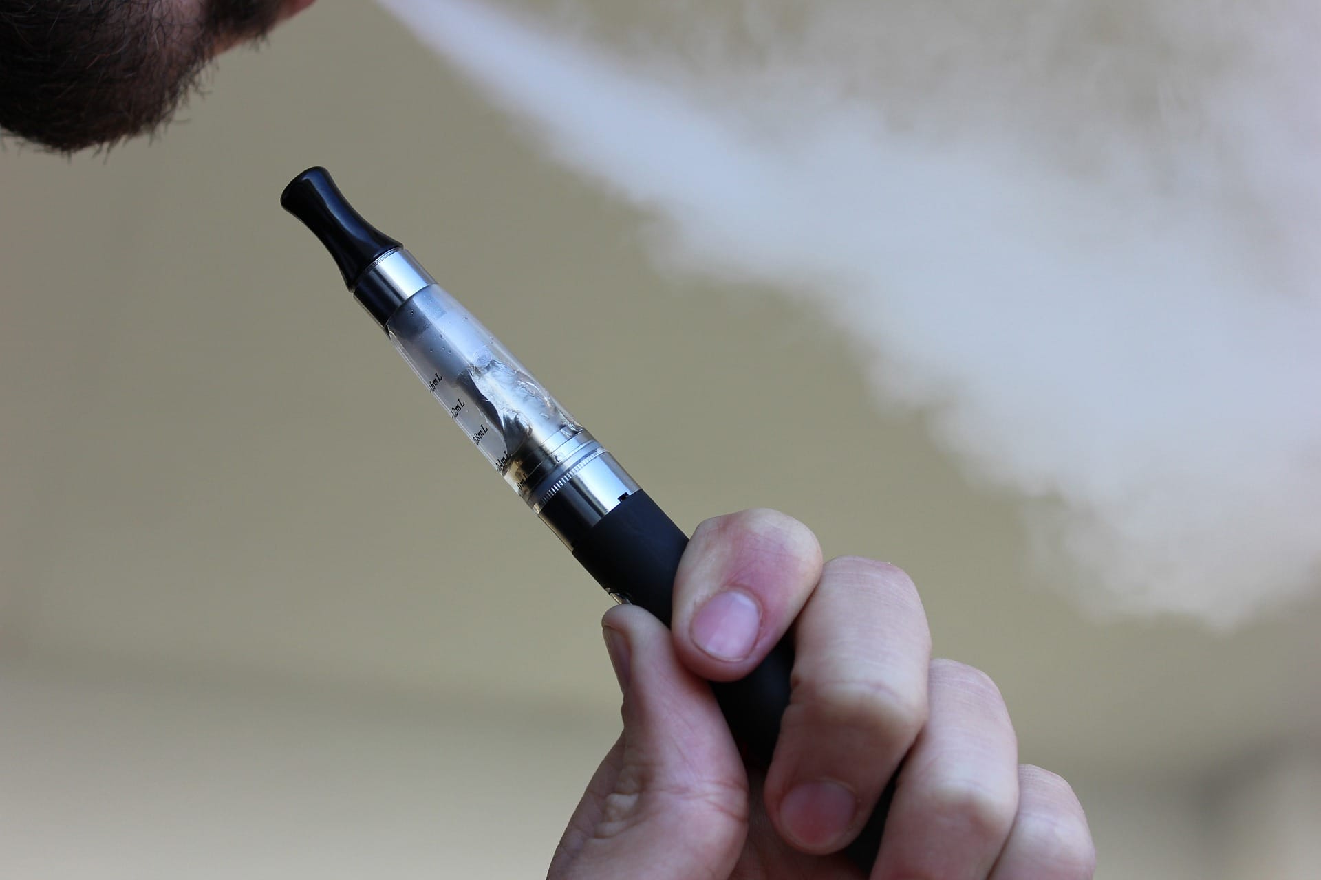 Solicitan no usar cigarros electrónicos por detección de “impurezas sobre los límites permitidos”
