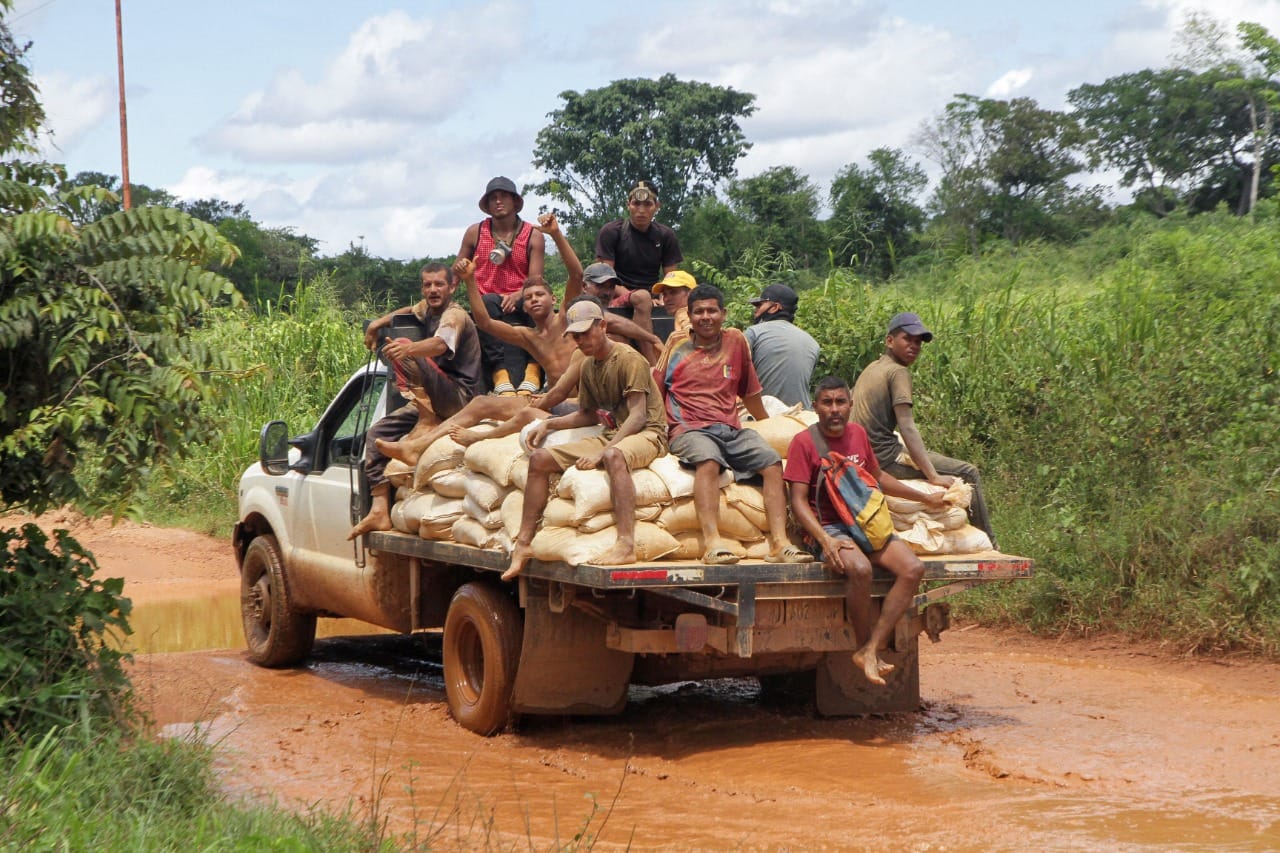 Mineros artesanales son desplazados en Venezuela mientras gobierno de Maduro busca más ingresos