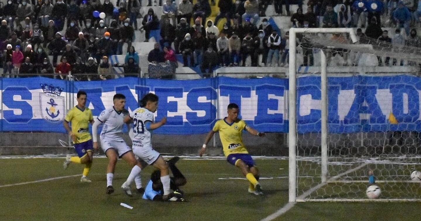 La fiesta de Naval que se acerca a la fase final de la Tercera B